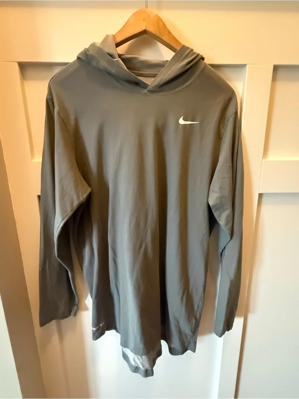 Nike Men's Light Gray Hooded Dri-FIT Long Sleeve Shirt